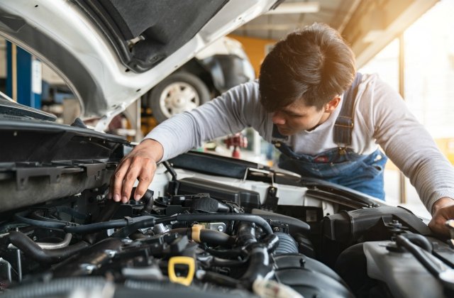 car repairs, broken or malfunctioning car alternator.