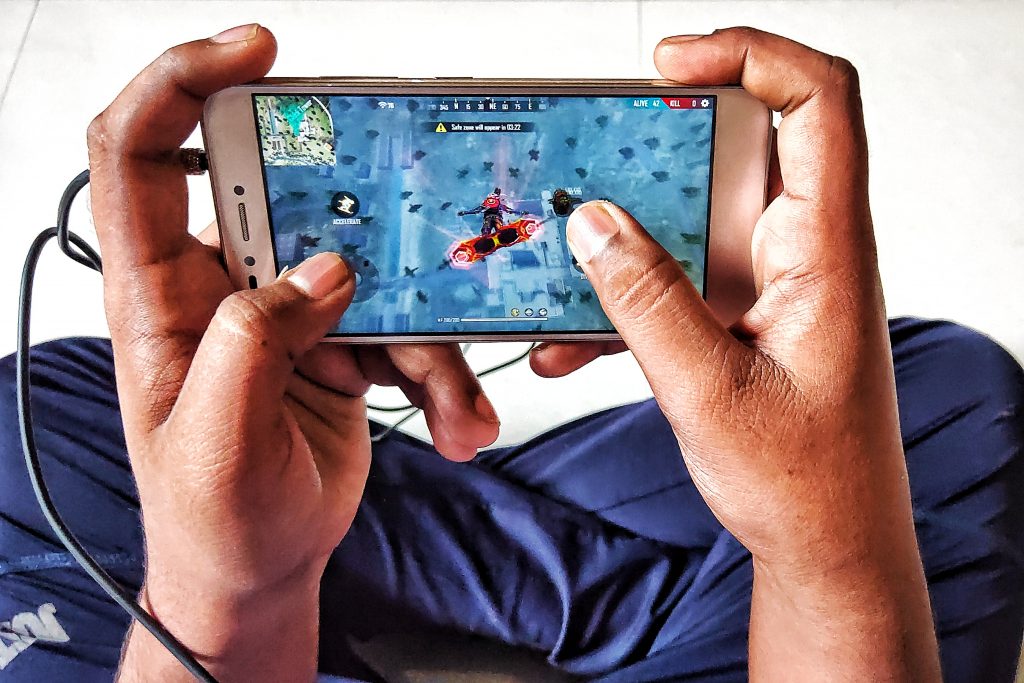 Mobile gaming, Playing video game on mobile.