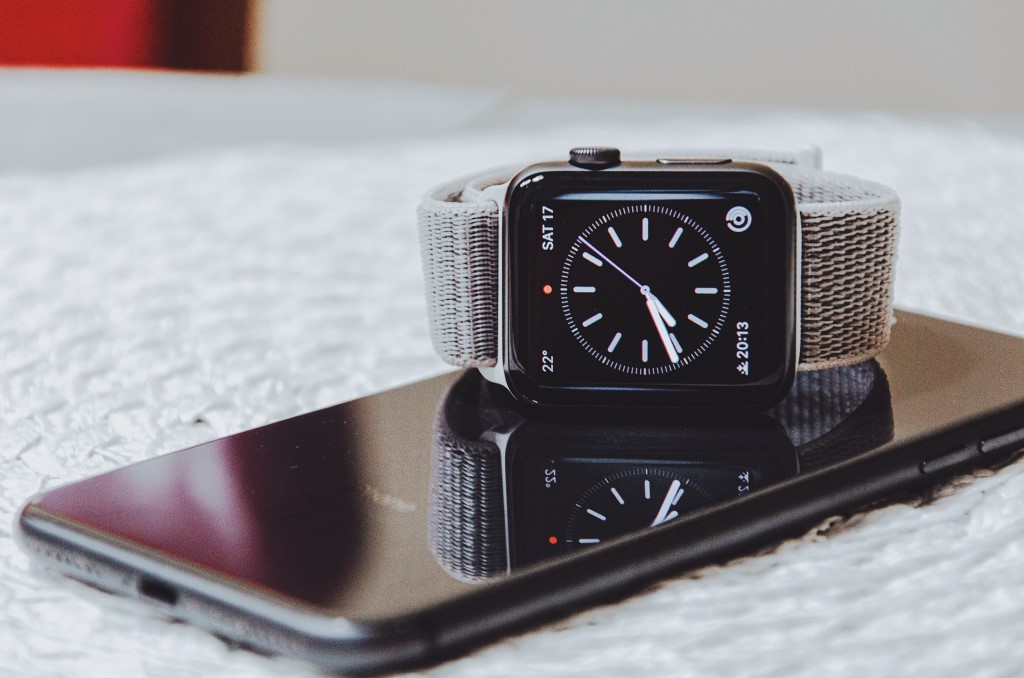 Apple Watch on Mobile Displaying 7:41 Time Photo – Free Image on Unsplash