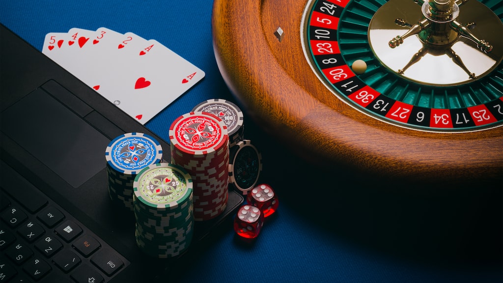 laptop, cards, dice, roulette, poker, chips, online casino games, online gambling
